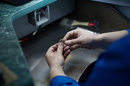 金环的工业制造在工厂制作珠宝首饰图片
