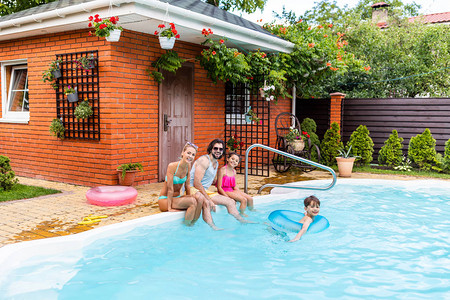 家庭幸福快乐在夏天的夏日在农村后院游泳池图片
