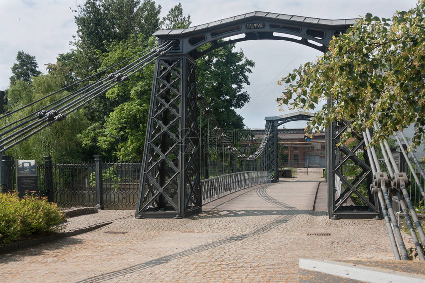 MaaPanew河上欧洲最古老的铁链吊桥由HutaMaapanew根据皇家钢铁检查员KarlSchottelius的设计于182图片