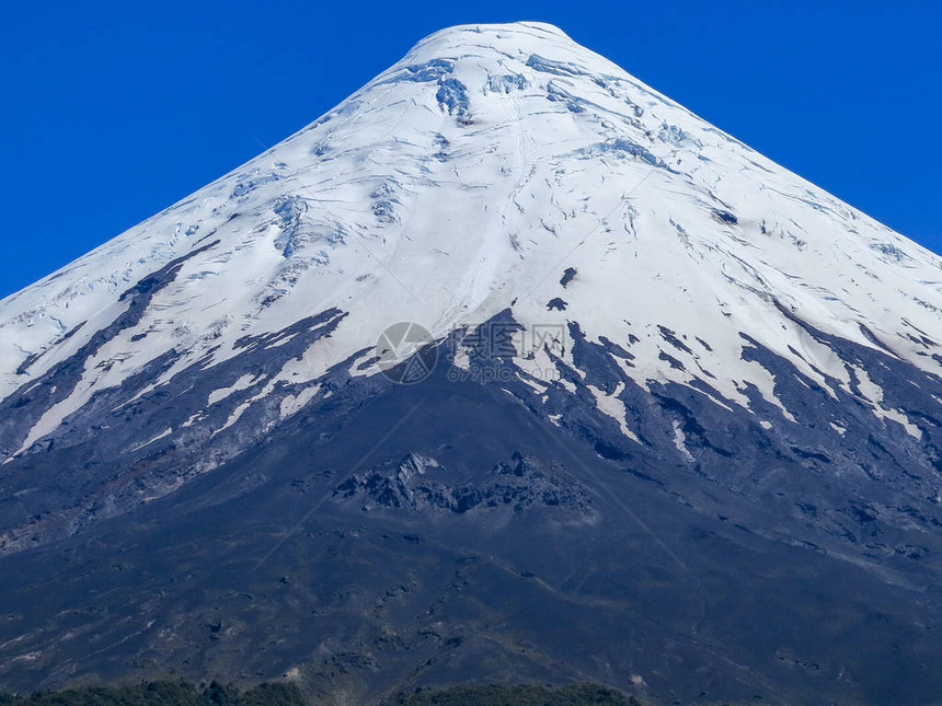 奥索诺火山雪峰在智利南图片