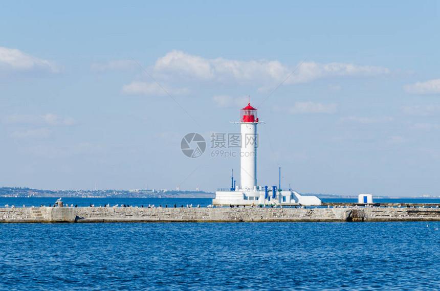 敖德萨港口灯塔的海景图片