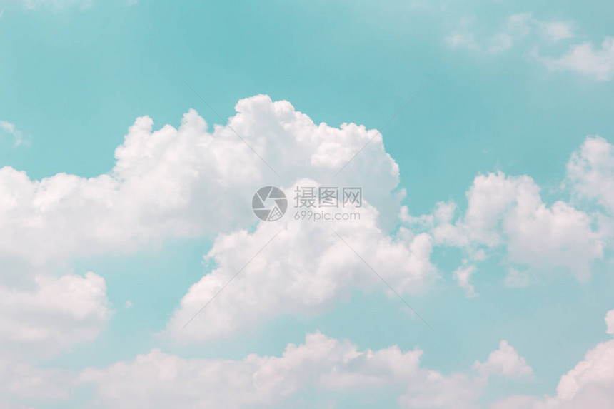 蓝色天空背景下的云层重要图片