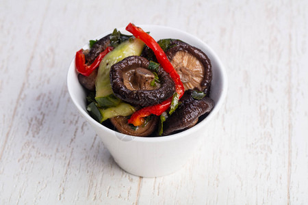 美味的烤蔬菜配蘑菇图片