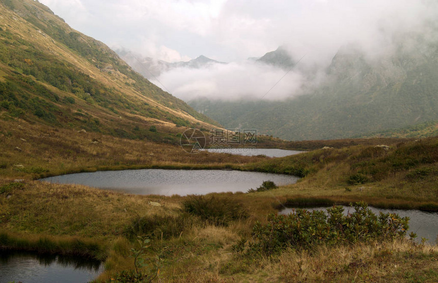 4个奇怪的圆小喀斯特湖在风景高山口上背面有云图片