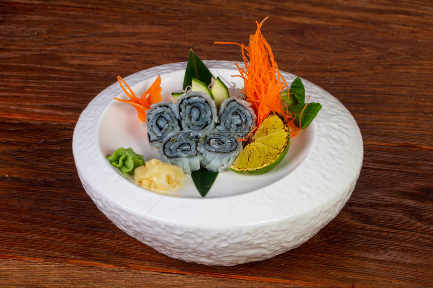 日本生鱼片鱿鱼配酸橙和薄荷图片
