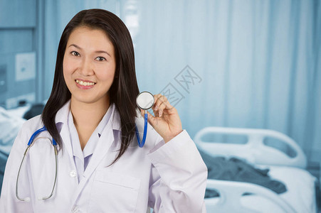 亚洲医生在房间里有助听器的病人图片