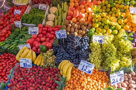 供在土耳其伊斯坦布尔市场销售的水果图片