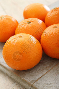 一组新鲜成熟的橙子图片
