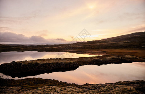 冰岛山湖上的日落图片