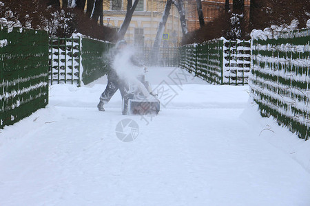 一个男人在公园里和一个选雪图片