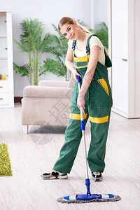 女清洁工清洁地板图片