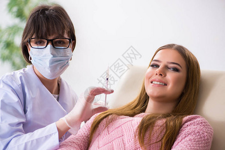 女病人定期看牙医进行定期检图片