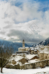 瑞士Soglion村冬天的教堂塔楼图片