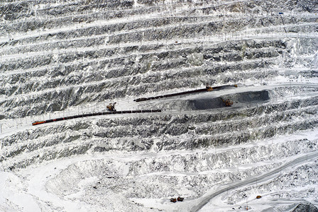 采掘挖土机和货运列车提炼铝土矿石的雪丘工作采石高清图片
