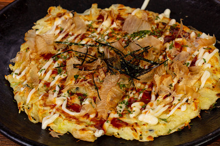 日式比萨配海鲜和鱼图片