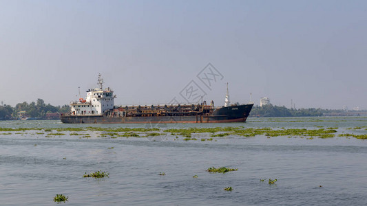 一艘货船进入Cochin繁忙港口图片