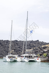 格雷茨州圣托里尼岛附近NeaKameni火山岛港的Ccata图片