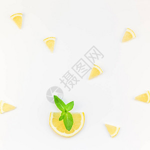 方形平面顶视图柑橘柠檬片和薄荷香草叶白色桌子背景与复制空间背景图片