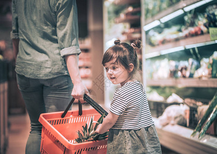 妈和女儿在超市购物家庭关系和健图片
