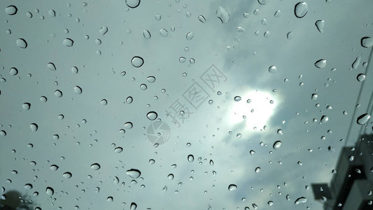 玻璃窗背景上的雨滴图片