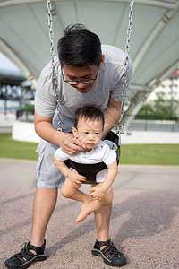 亚洲父亲和儿子在户外享受图片