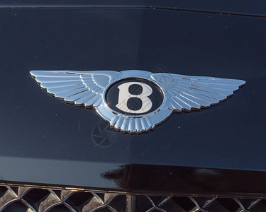 宾利豪华车上的特写标志一家英国豪华车和SUV制造商和营销商背景图片