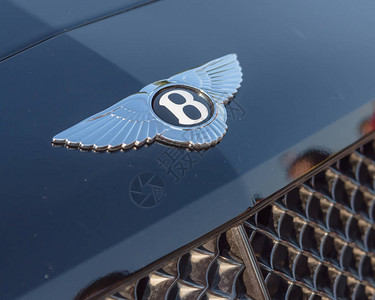 宾利豪华车上的特写标志一家英国豪华车和SUV制造商和营销商背景图片