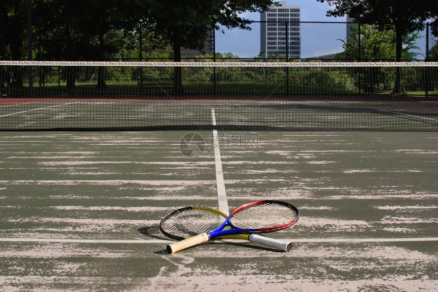 网球拍在球场上横穿图片