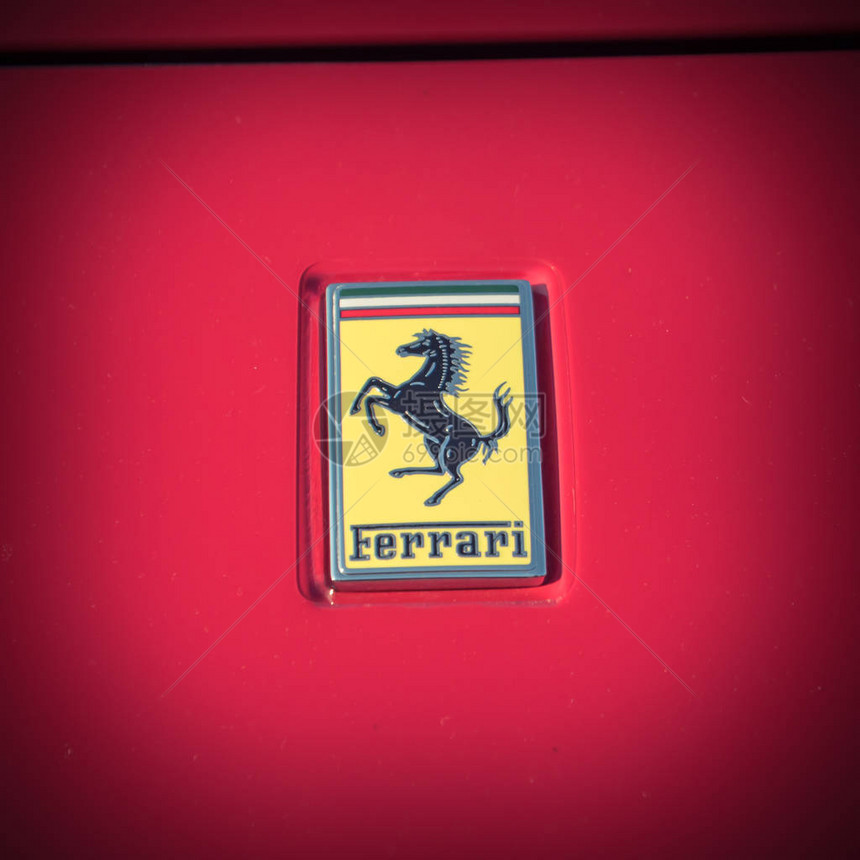法拉利红色超级跑车的特写标志法拉利NV是一家位于马拉内罗的意大利豪华跑车制造商由EnzoFerrari于1939年创图片
