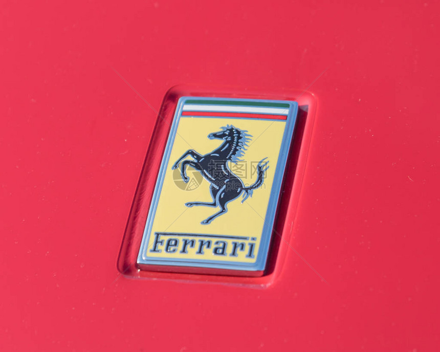 法拉利红色超级跑车的特写标志法拉利NV是一家位于马拉内罗的意大利豪华跑车制造商恩佐法拉利于19图片