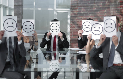 业务伙伴与坐在服务台的笑脸图标一起参加工图片