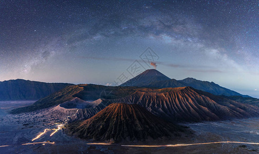 夜晚的布洛莫山火在印度尼西亚有星图片