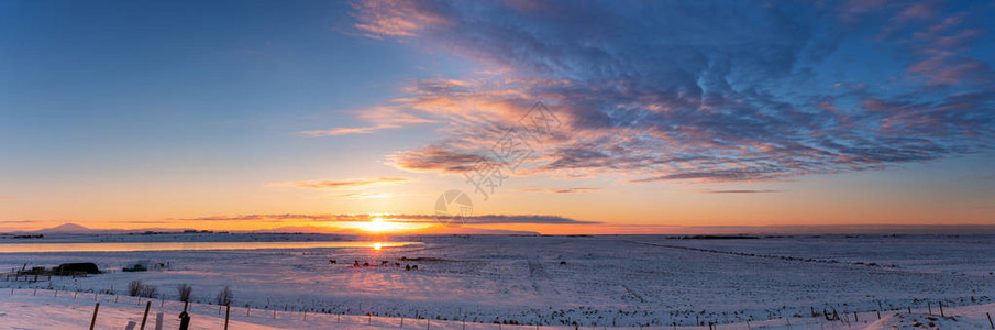 全景冬季日出景观在冰岛图片