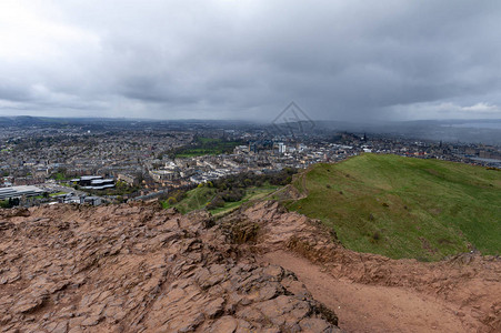 爱丁堡市位于联合王国苏格兰霍利鲁德公园的爱丁堡最高点图片