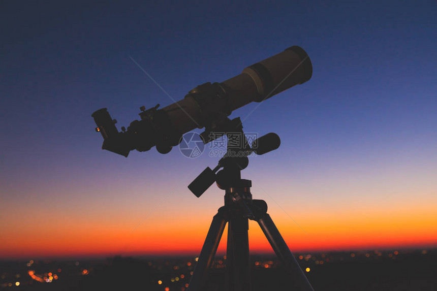 望远镜的剪影与天空中的星图片
