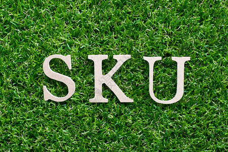 人工绿草背景上以SKU库存保单位缩略图字写成图片