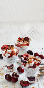 特写玻璃杯中的樱桃和酸奶冰沙图片