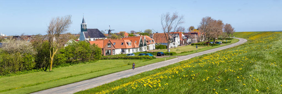 乌德柴尔德荷兰Wadden岛Texel的马提纳斯教堂风车和长途古老房屋的全景村Oude背景