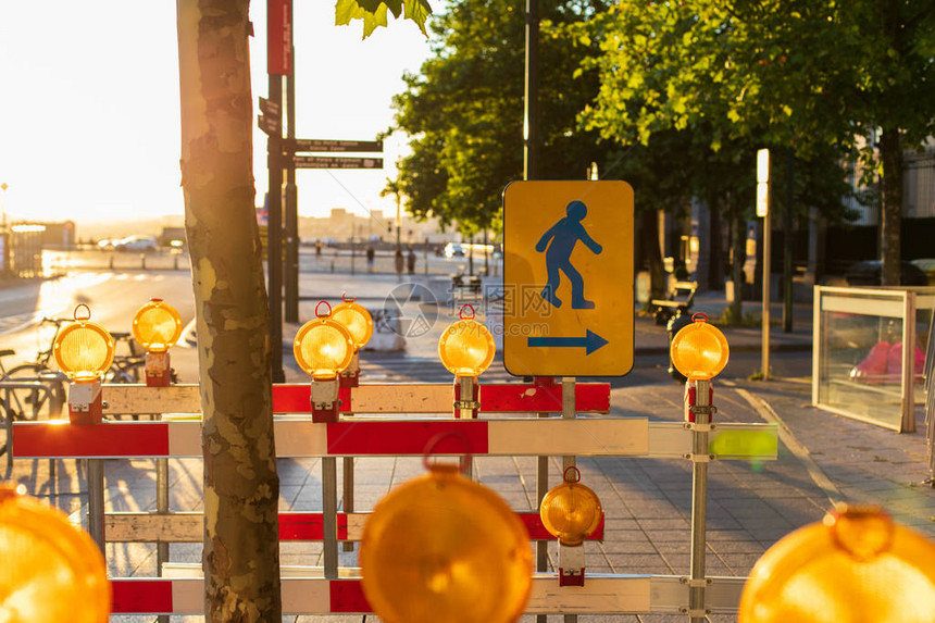 相接标志下行人道路上的障碍物比利时布鲁塞尔图片