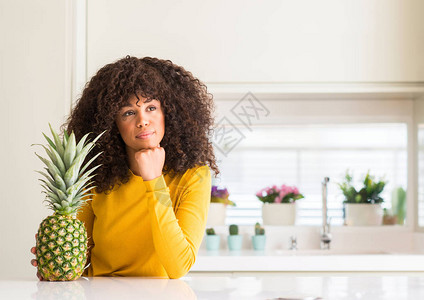 非裔美女与菠萝热带水果严肃地面对问题非常困惑的想法图片