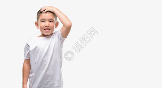 黑头发的小孩头顶用手强调图片