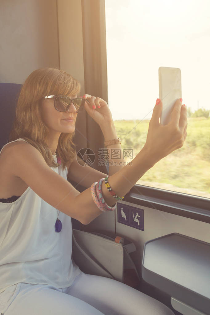 坐在火车上女人坐火车时用图片