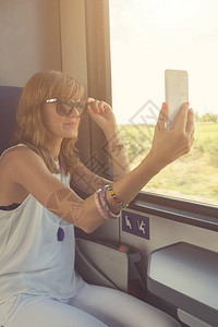 坐在火车上女人坐火车时用图片