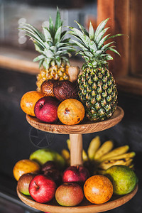 在酒店的早餐招待会上设置热带水果木板菠萝苹果香蕉百香果图片