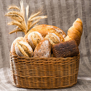 篮子中各种新鲜面包纺织品背景精细风格高清图片