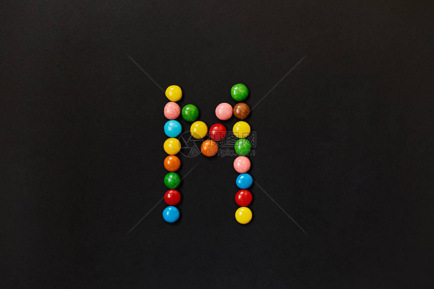 英语字母由彩色糖果组成M黑图片