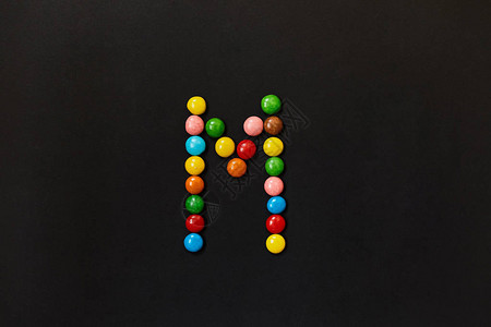 英语字母由彩色糖果组成M黑图片