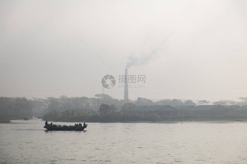 在孟加拉国河边的布里克清晨在一片漆黑图片