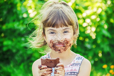 甜牙孩子吃巧克力有选择的图片