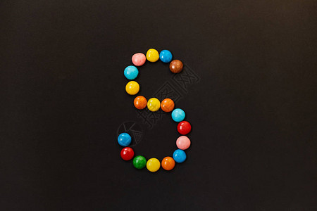 英语字母由彩色糖果组成S黑图片